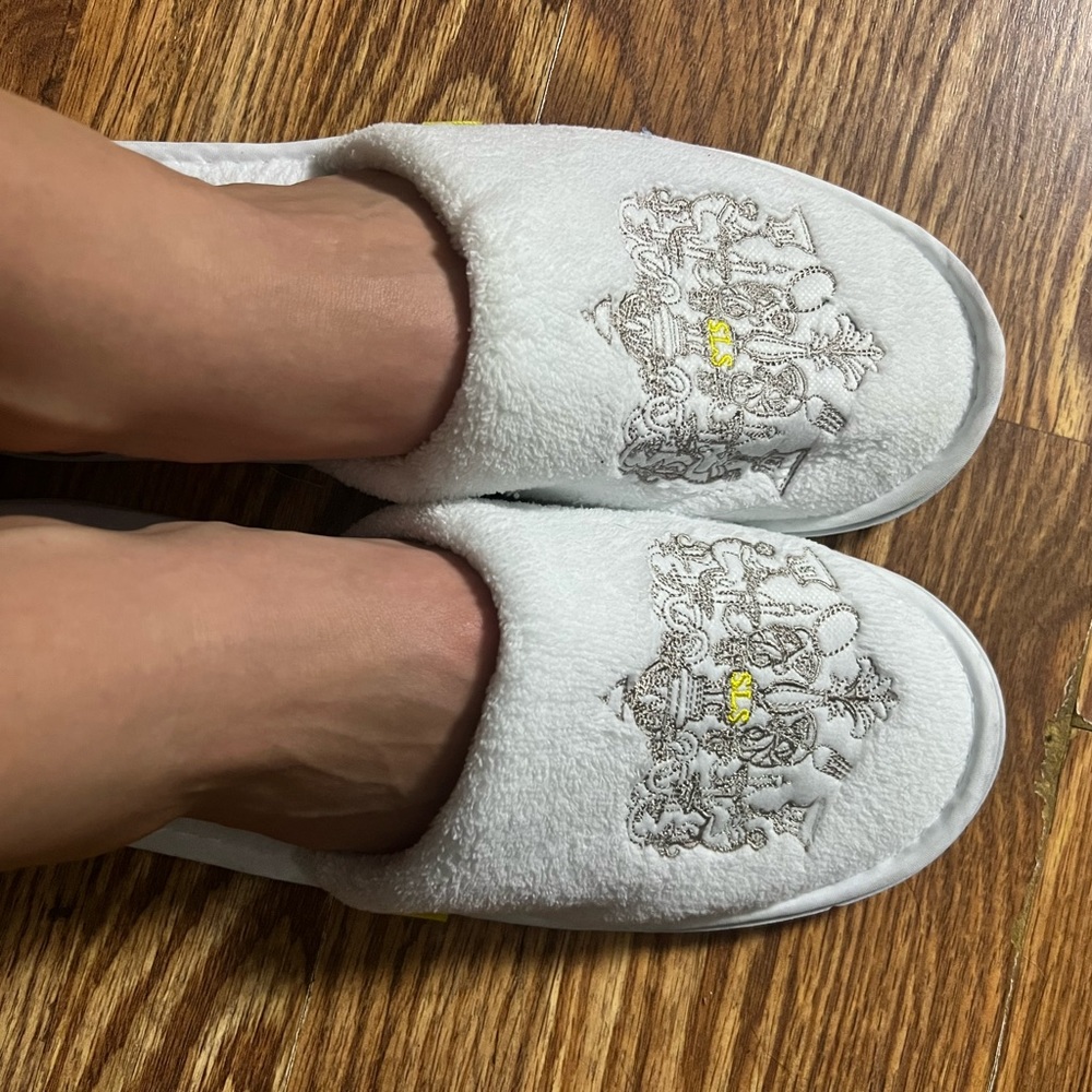 Elegant White Embroidered Hotel Slippers